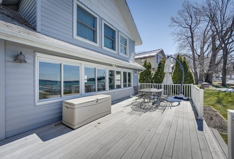 Lakefront Michigan Cottage   Deck, Grill & Kayaks!