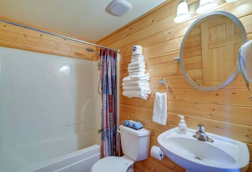 Lakefront Vacation Rental W/ Patio & Grill!