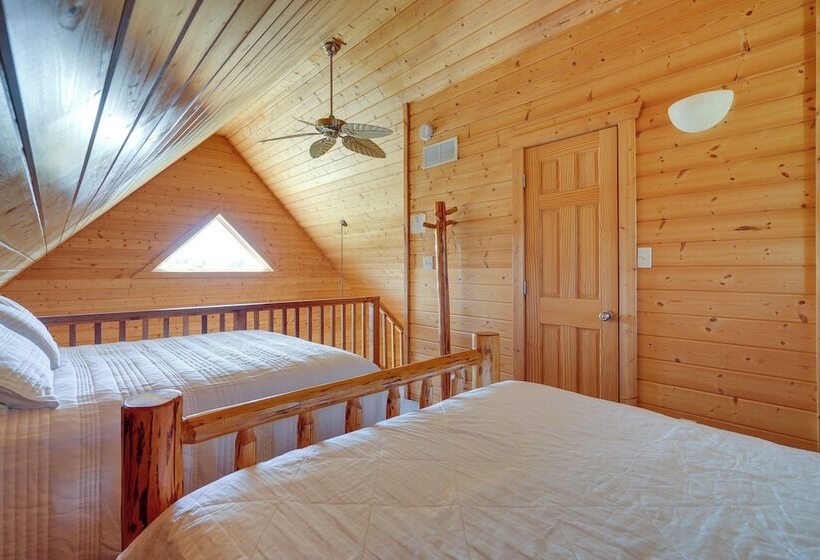 Lakefront Vacation Rental W/ Patio & Grill!