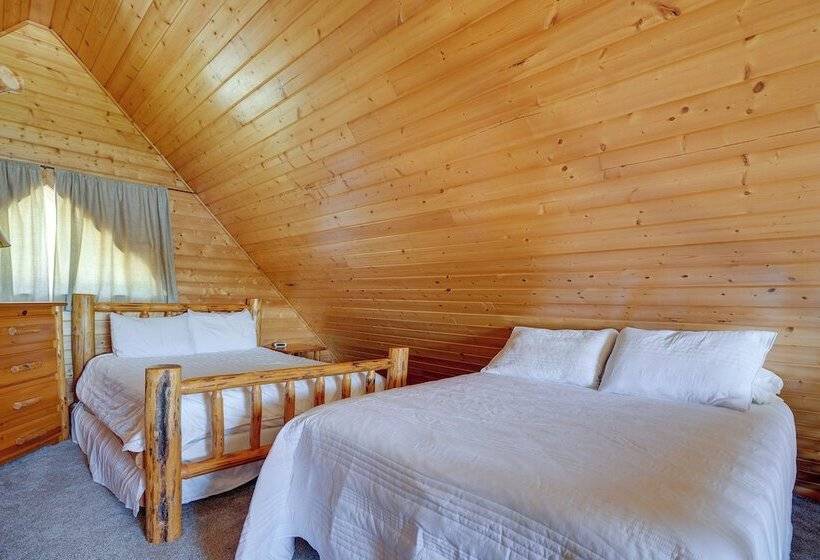 Lakefront Vacation Rental W/ Patio & Grill!