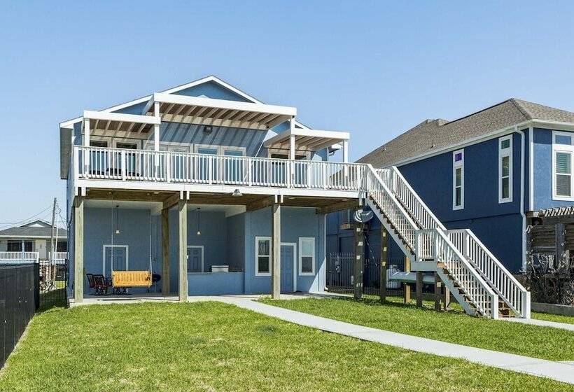 On Galveston Bay: Spacious Home W/ Pier & Grills!