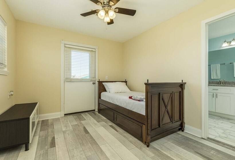 On Galveston Bay: Spacious Home W/ Pier & Grills!