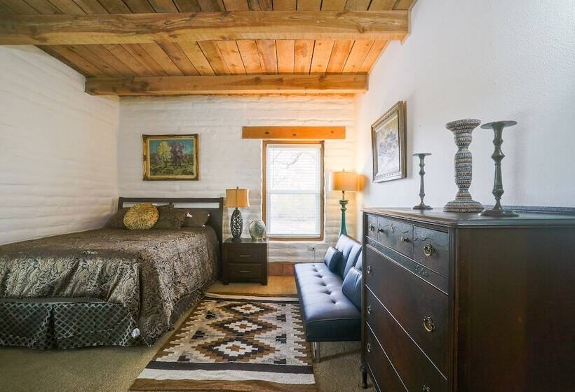 Las Cruces Home  La Casa Blanca  W/ Courtyard