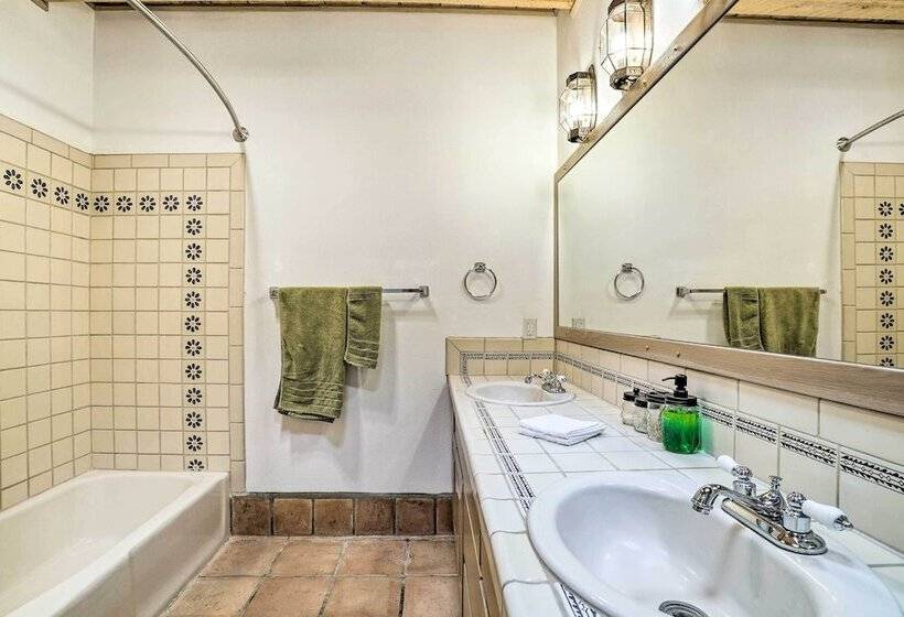 Las Cruces Home  La Casa Blanca  W/ Courtyard