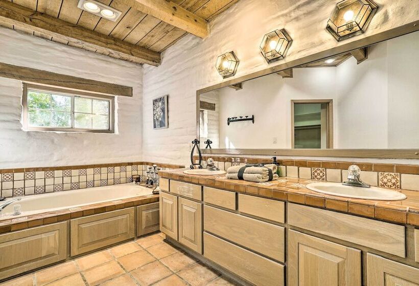 Las Cruces Home  La Casa Blanca  W/ Courtyard