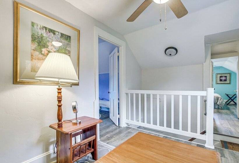 Lavish House W/ Patio   2 Blocks To Green Lake!