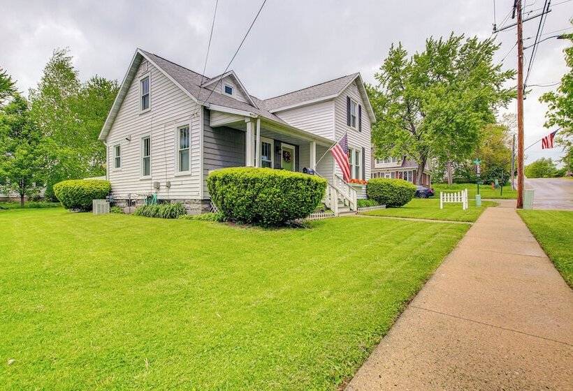 Lavish House W/ Patio   2 Blocks To Green Lake!