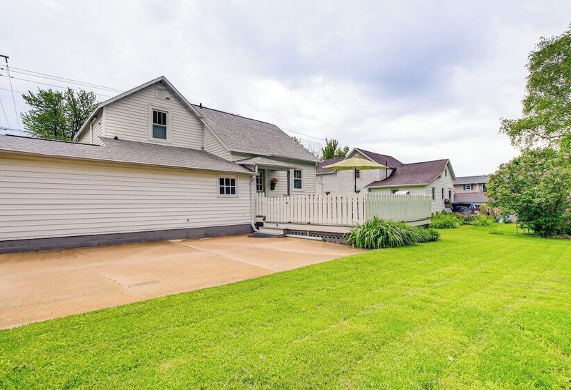 Lavish House W/ Patio   2 Blocks To Green Lake!