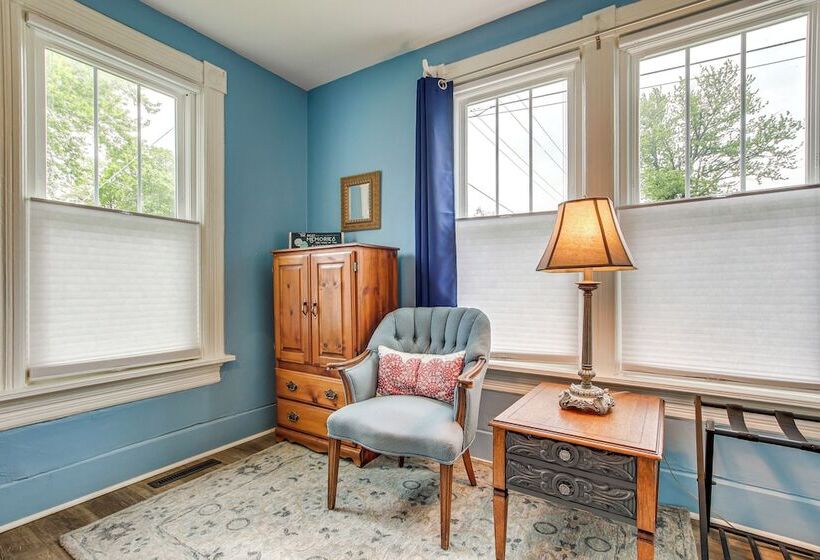 Lavish House W/ Patio   2 Blocks To Green Lake!