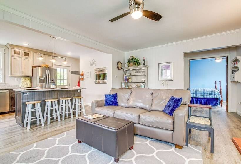 Lavish House W/ Patio   2 Blocks To Green Lake!