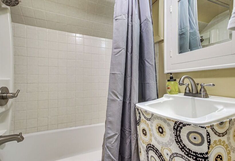 Lavish House W/ Patio   2 Blocks To Green Lake!