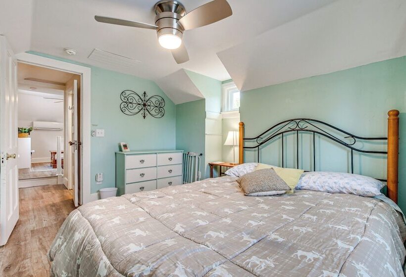 Lavish House W/ Patio   2 Blocks To Green Lake!