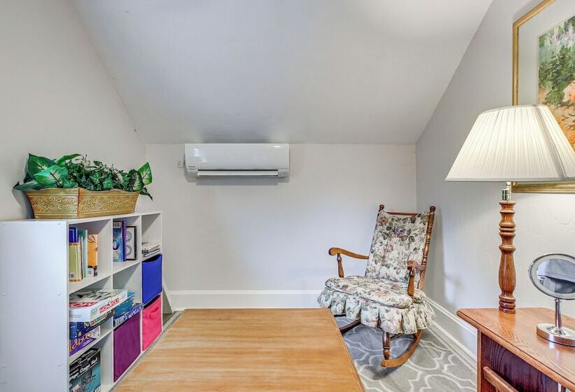 Lavish House W/ Patio   2 Blocks To Green Lake!