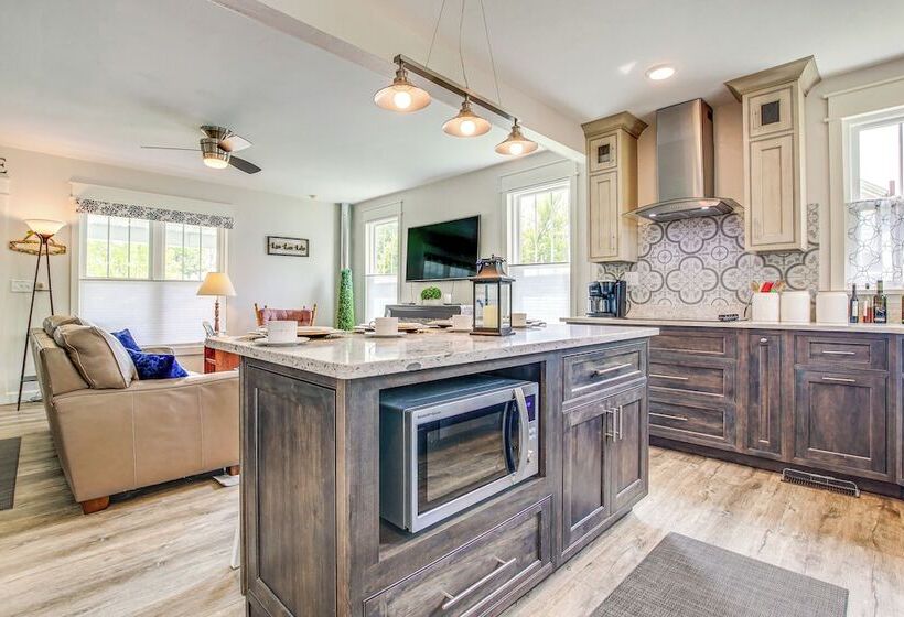 Lavish House W/ Patio   2 Blocks To Green Lake!