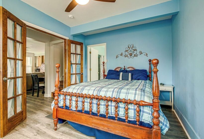 Lavish House W/ Patio   2 Blocks To Green Lake!