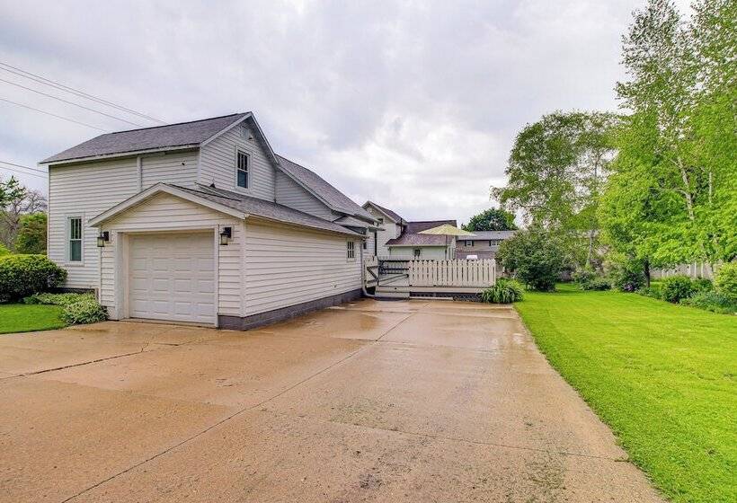 Lavish House W/ Patio   2 Blocks To Green Lake!