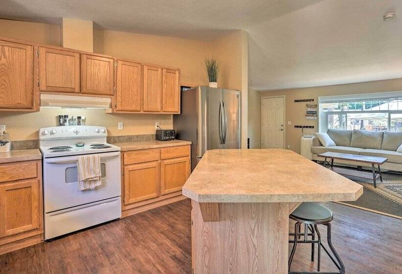 Lovely Detroit Home W/ Deck   Walk To Town!