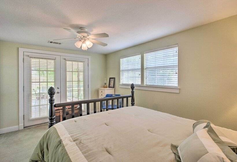 Lovely Pottsboro Home W/ Patio & Fire Pits!