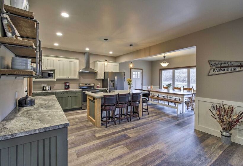 Lakefront Wisconsin Dells Home W/ Game Room