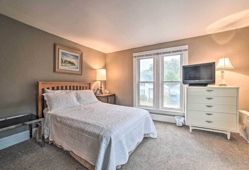 Manistee House W/ Deck: 1/2 Mi To Riverwalk!