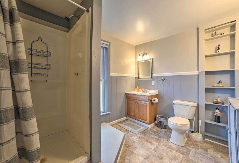 Manistee House W/ Deck: 1/2 Mi To Riverwalk!