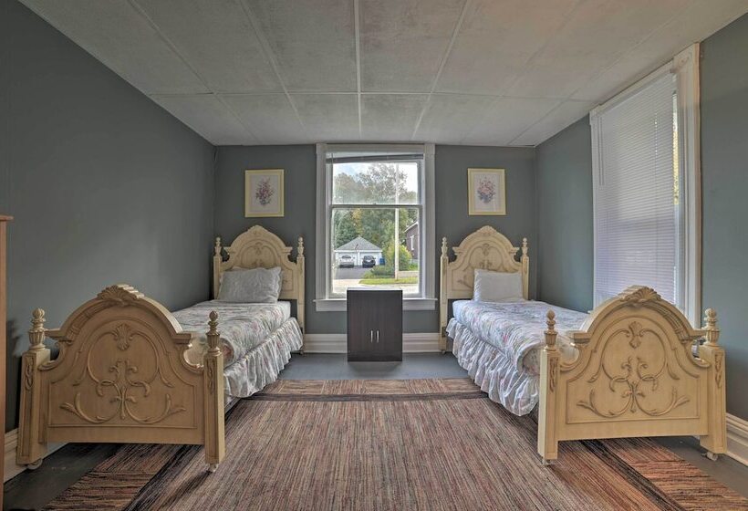 Manistee House W/ Deck: 1/2 Mi To Riverwalk!