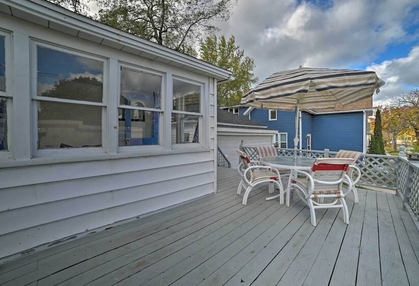 Manistee House W/ Deck: 1/2 Mi To Riverwalk!