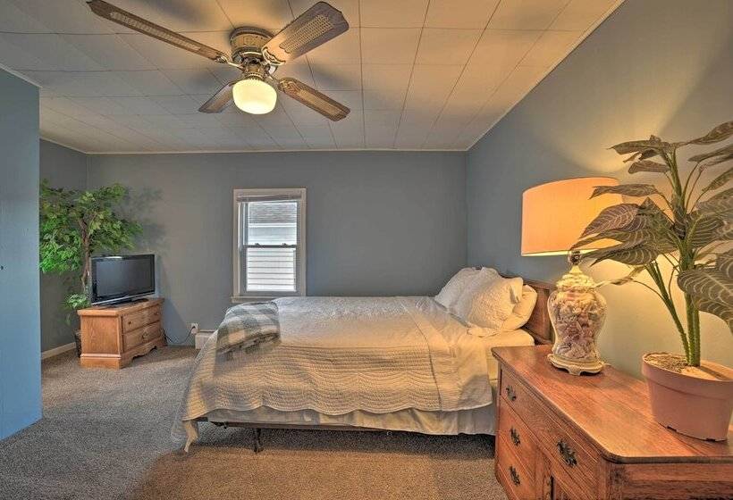 Manistee House W/ Deck: 1/2 Mi To Riverwalk!
