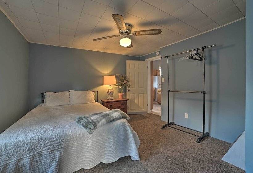 Manistee House W/ Deck: 1/2 Mi To Riverwalk!