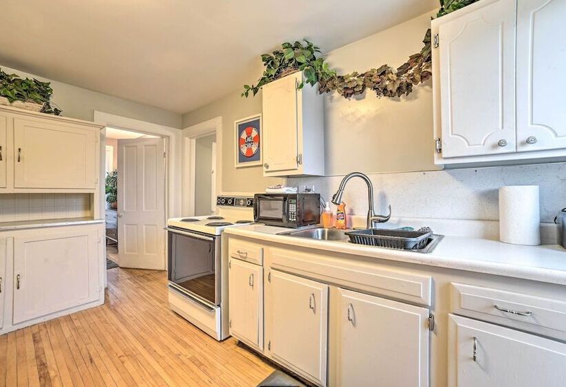 Manistee House W/ Deck: 1/2 Mi To Riverwalk!