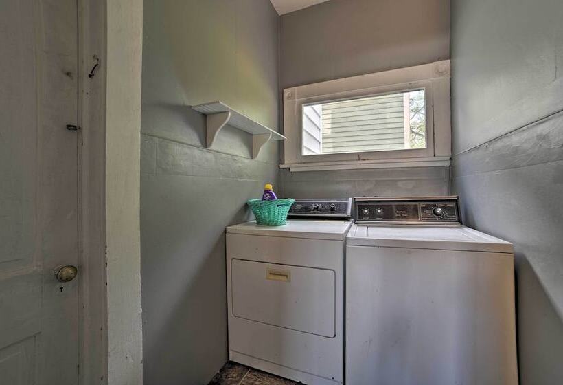 Manistee House W/ Deck: 1/2 Mi To Riverwalk!