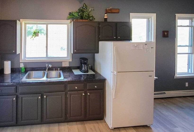 Manistee House W/ Deck: 1/2 Mi To Riverwalk!