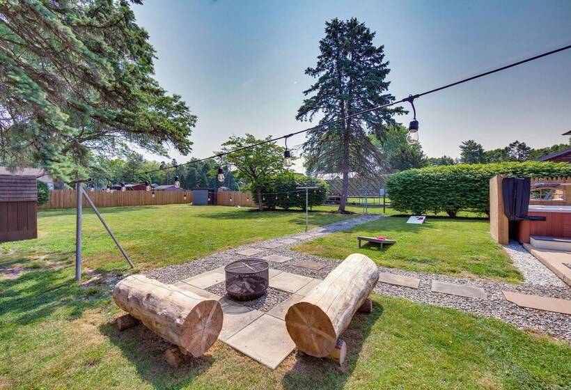 Marietta Home W/ Private Hot Tub, Pool Table!