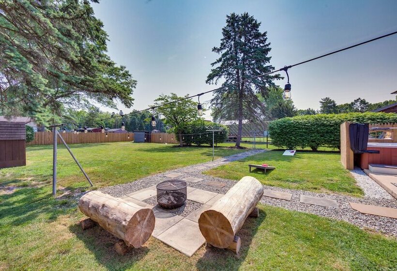 Marietta Home W/ Private Hot Tub, Pool Table!