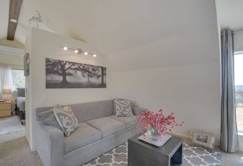 Mariposa Home: Furnished Patio & Sierra Mtn Views