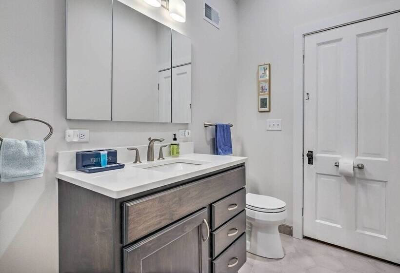 Milwaukee Home < Half Mi To Lake Michigan!