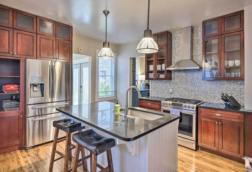 Milwaukee Home < Half Mi To Lake Michigan!