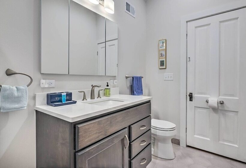 Milwaukee Home < Half Mi To Lake Michigan!