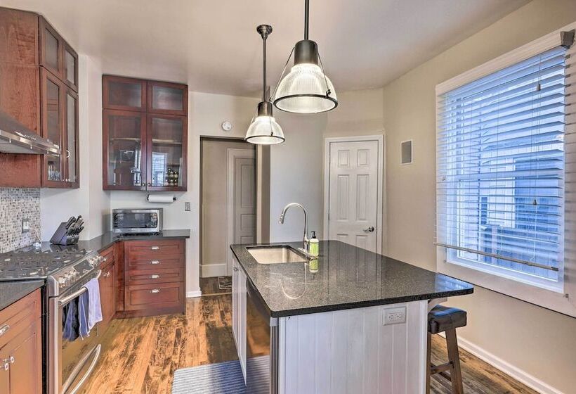 Milwaukee Home < Half Mi To Lake Michigan!