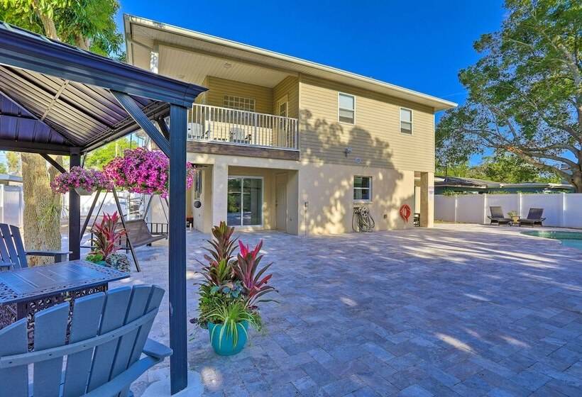 Modern Clearwater Home W/ Deck: 9 Mi To Beach