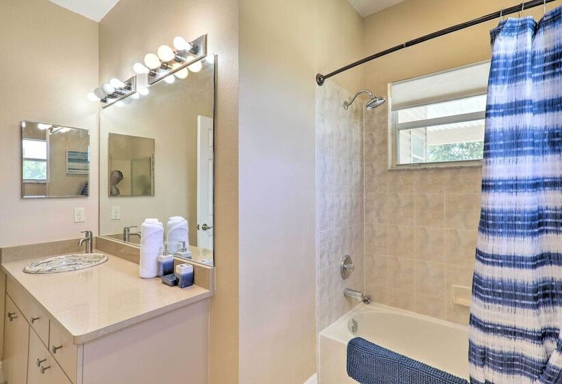 Modern Clearwater Home W/ Deck: 9 Mi To Beach