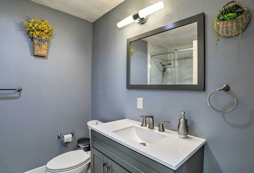 Modern Clearwater Home W/ Deck: 9 Mi To Beach