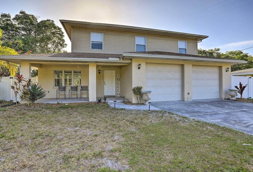 Modern Clearwater Home W/ Deck: 9 Mi To Beach