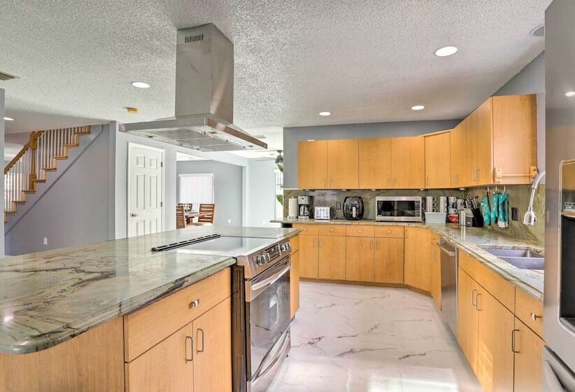 Modern Clearwater Home W/ Deck: 9 Mi To Beach