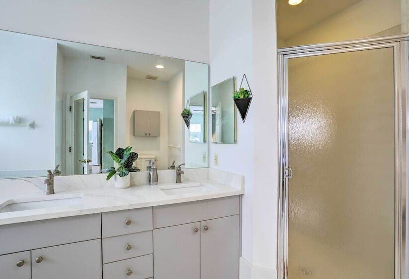 Modern Clearwater Home W/ Deck: 9 Mi To Beach