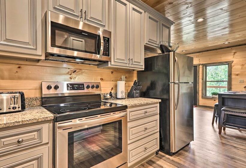 Modern Cabin W/ Hot Tub & Game Room In Gatlinburg!