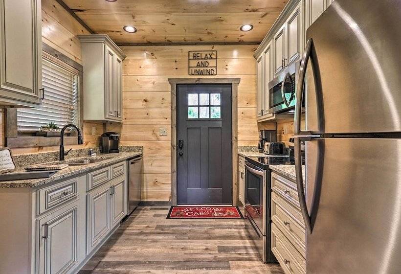 Modern Cabin W/ Hot Tub & Game Room In Gatlinburg!