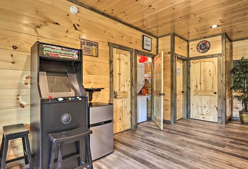 Modern Cabin W/ Hot Tub & Game Room In Gatlinburg!