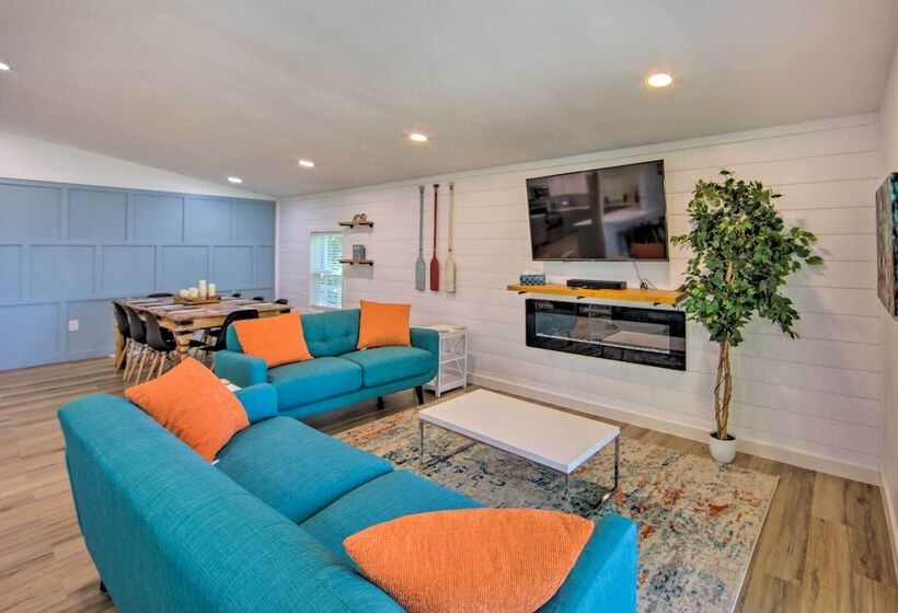 Modern Lakefront Mabank Home W/ Pool Table!