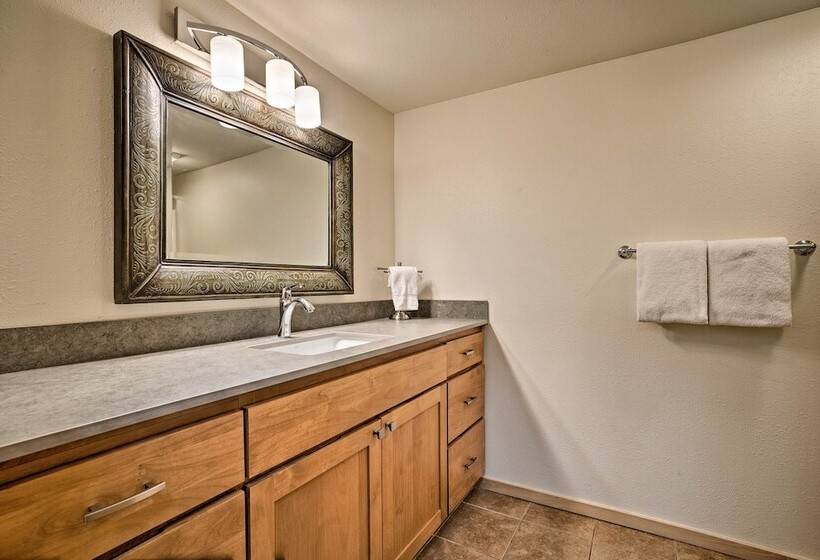 Modern Retreat W/ Hot Tub   Steps To Lake Chelan!